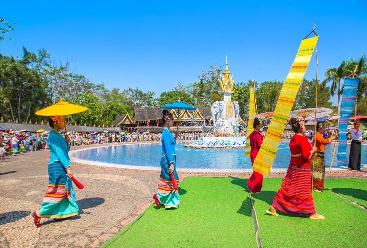 2024-04-19西双版纳傣族园泼水广场巡游