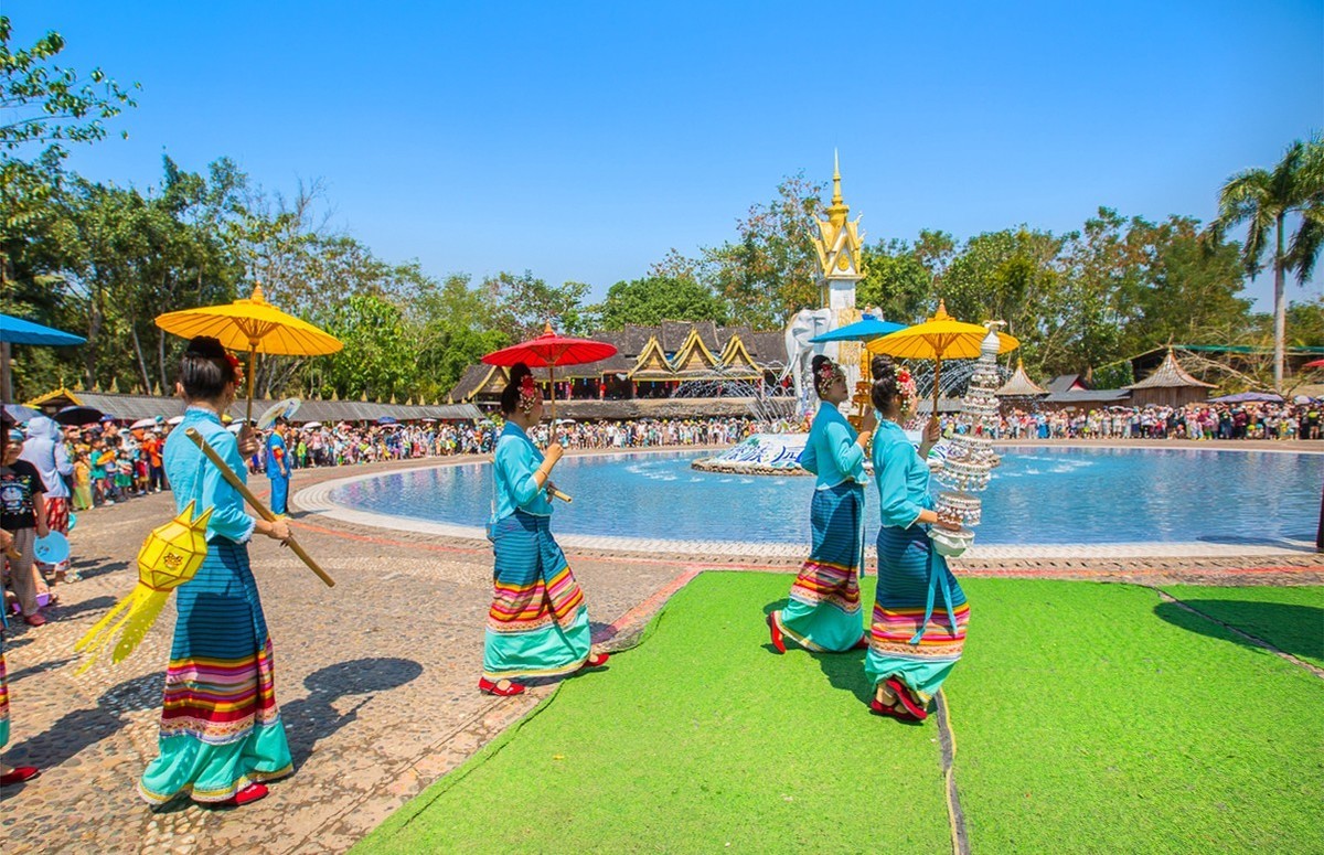 2024-04-19西双版纳傣族园泼水广场巡游