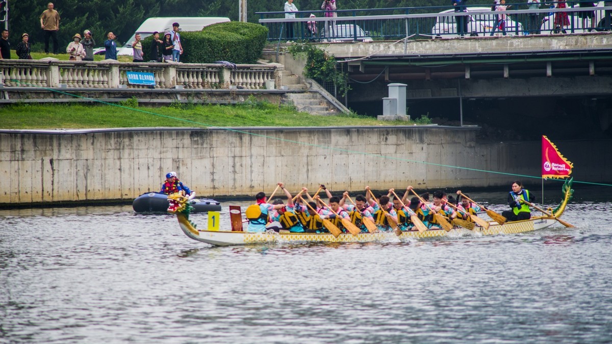 端 午 节 龙 舟 竞 技 （一）