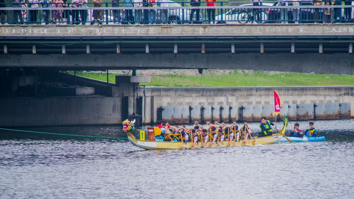 端 午 节 龙 舟 竞 技 （一）