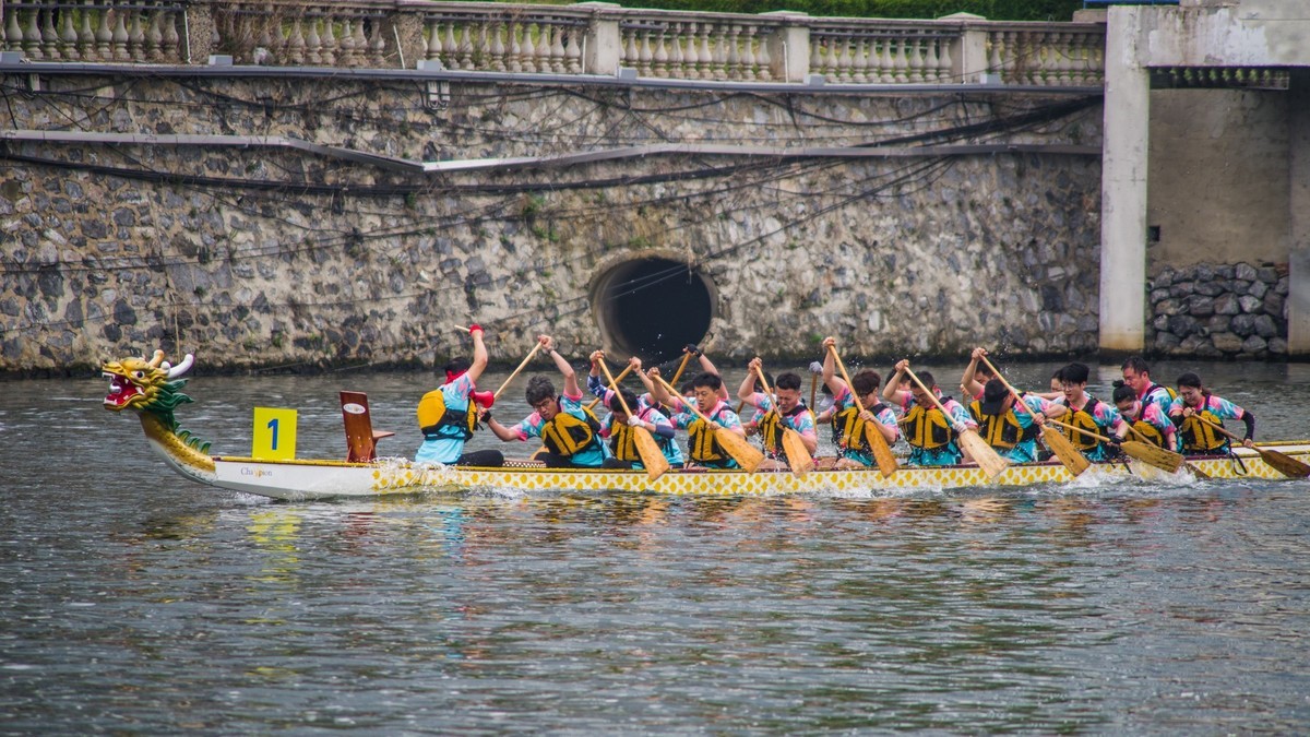 端 午 节 龙 舟 竞 技 （一）