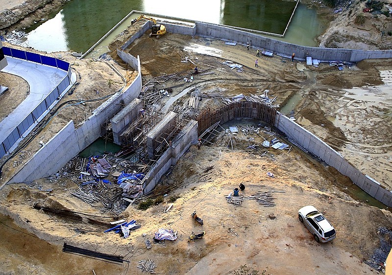 920【不老松：海南游摄纪实】临高长島兰湾二期工程正紧张进行：为浇铸桥面做準备