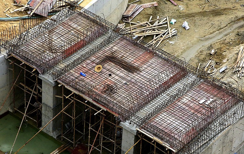 920【不老松：海南游摄纪实】临高长島兰湾二期工程正紧张进行：为浇铸桥面做準备