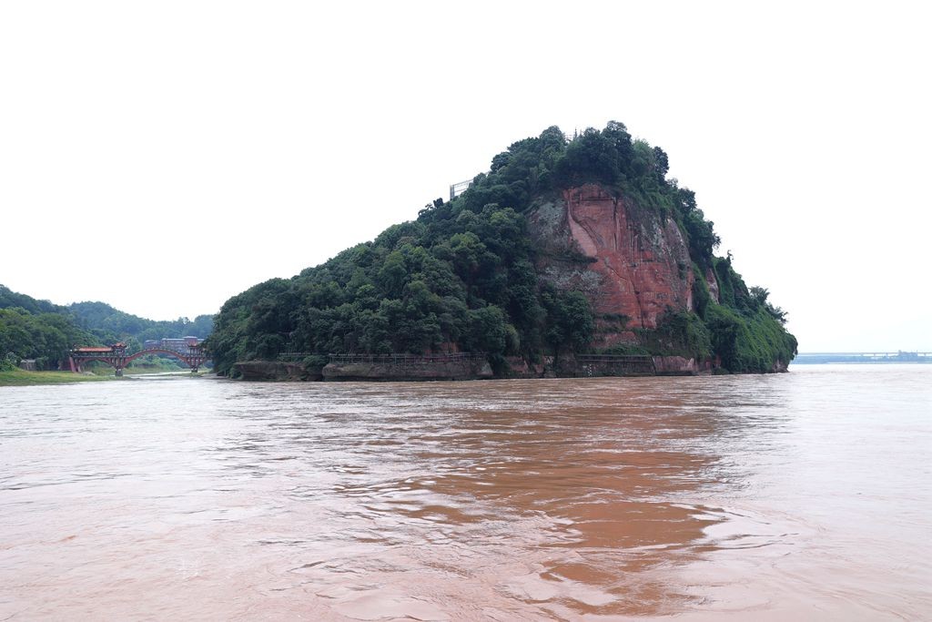 水上看乐山大佛