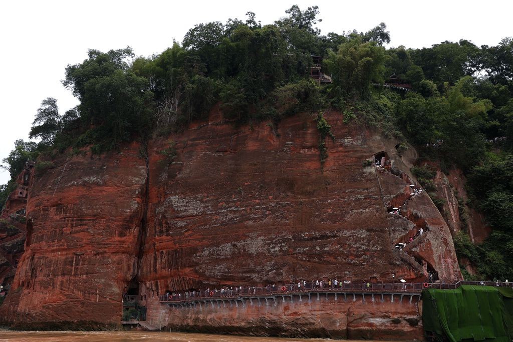 水上看乐山大佛