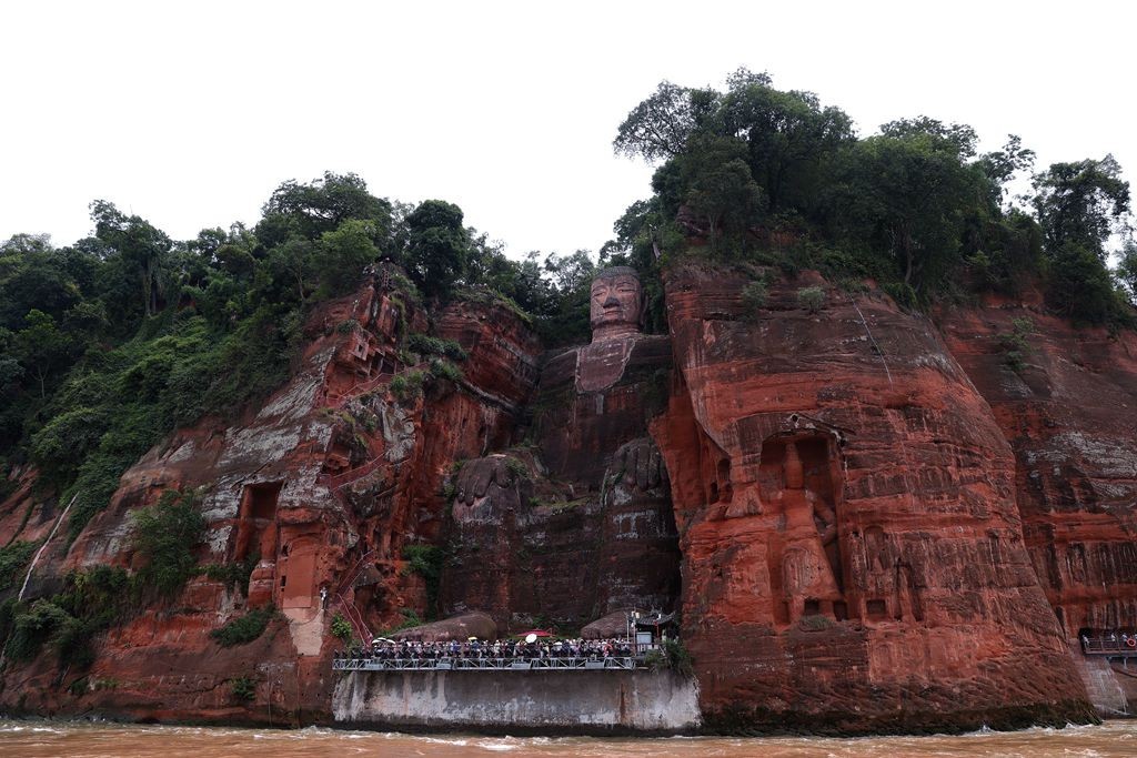 水上看乐山大佛