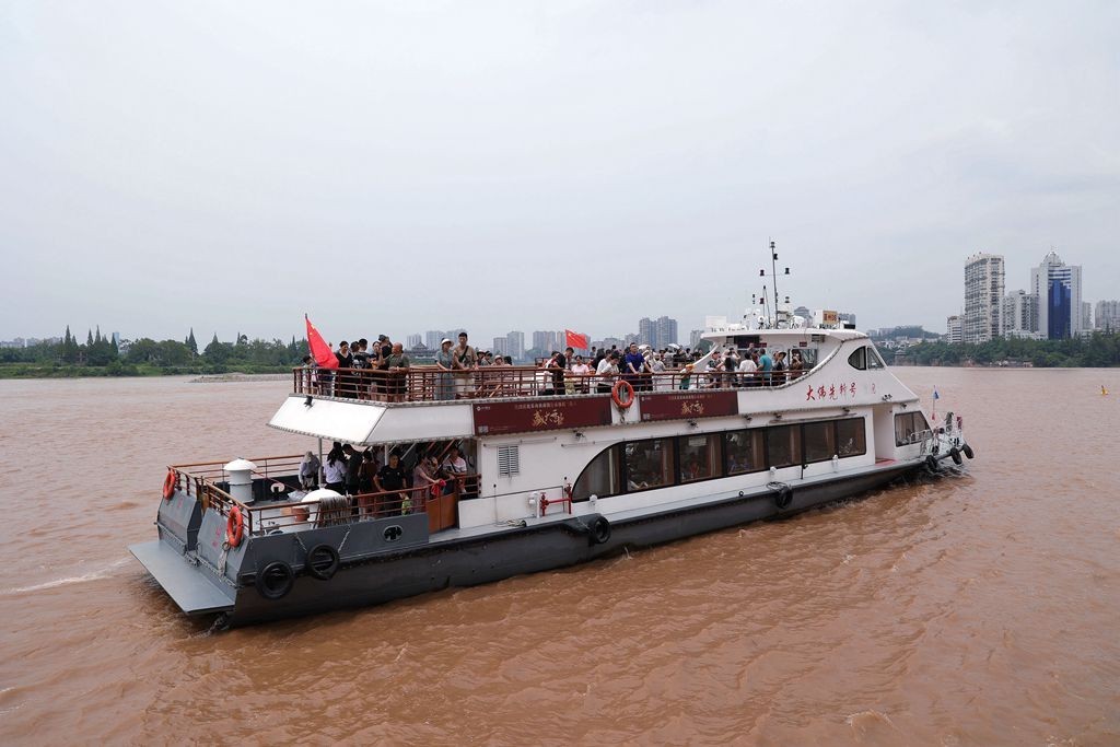 水上看乐山大佛