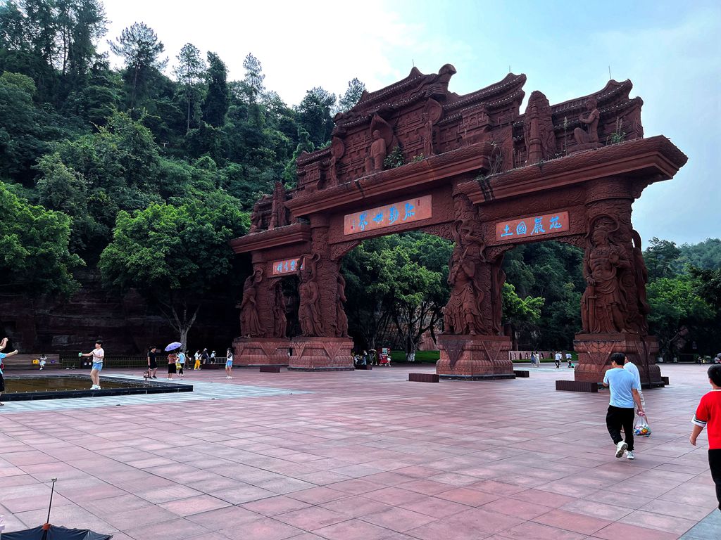 水上看乐山大佛