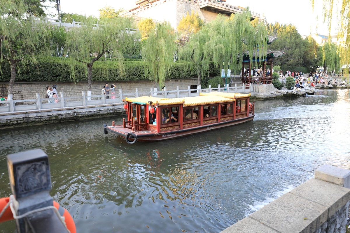 护城河里面的游船