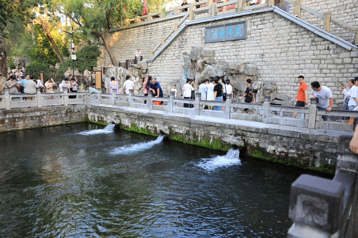 护城河里面的游船