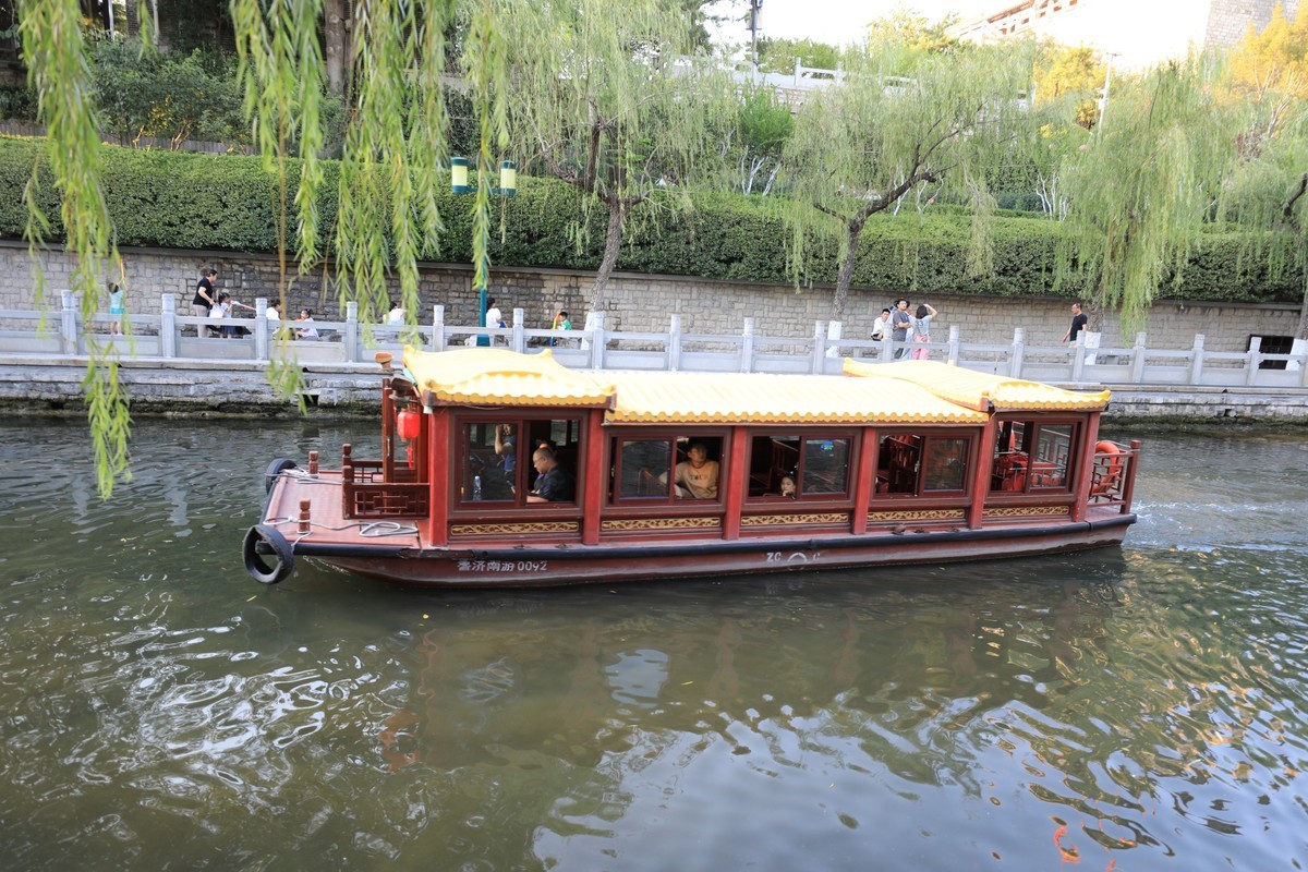 护城河里面的游船