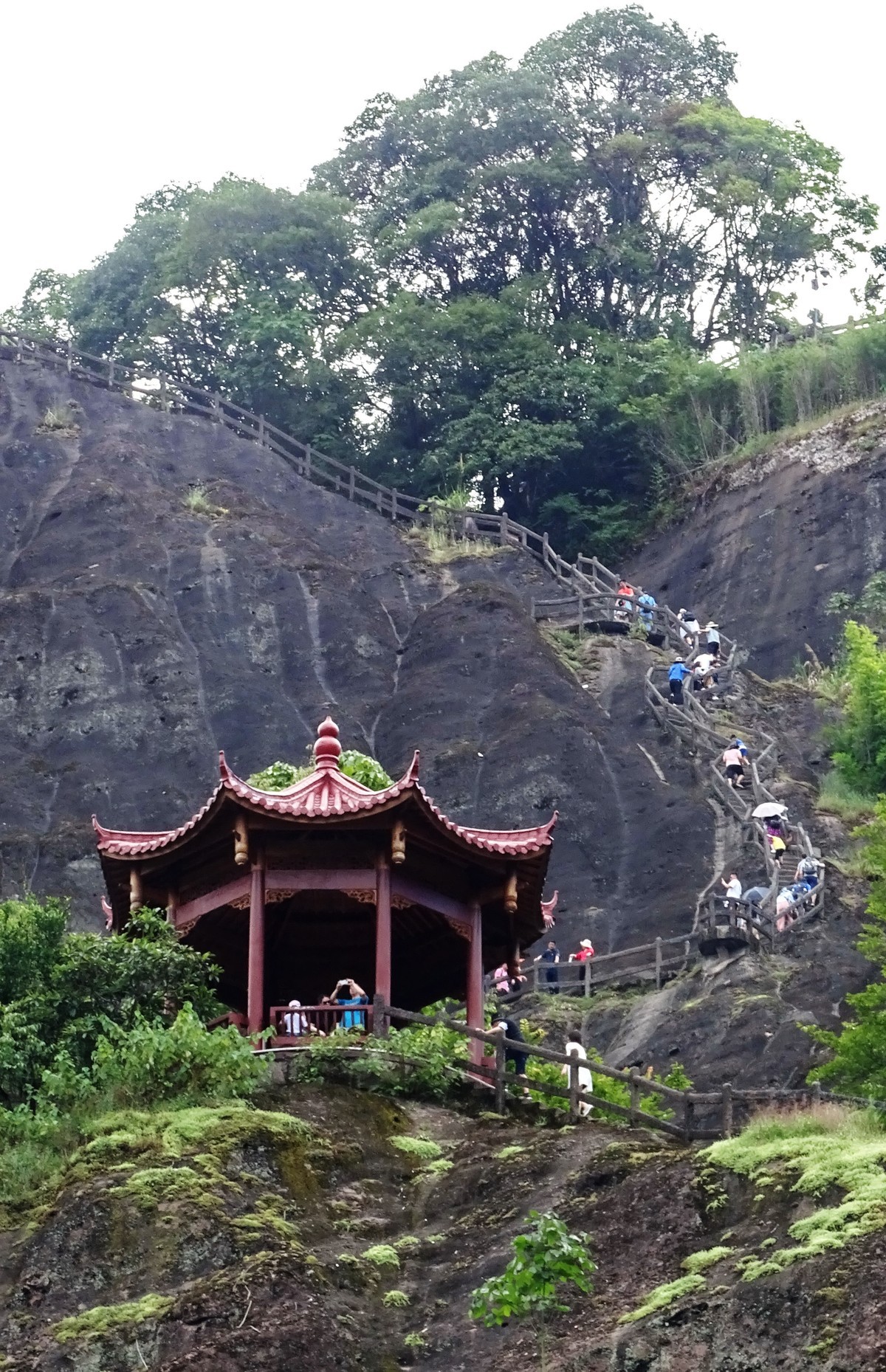 弯曲上山路