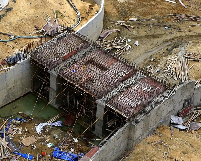 920【不老松：海南游摄纪实】临高长島兰湾二期工程正紧张进行：为浇铸桥面做準备