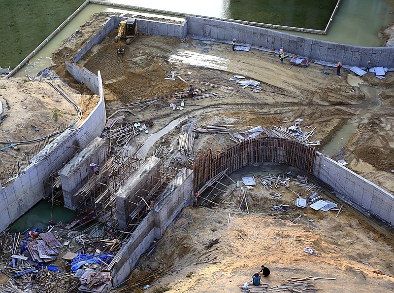 920【不老松：海南游摄纪实】临高长島兰湾二期工程正紧张进行：为浇铸桥面做準备