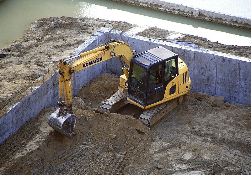 920【不老松：海南游摄纪实】临高长島兰湾二期工程正紧张进行：为浇铸桥面做準备