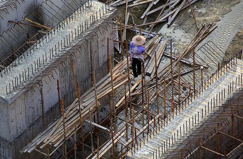 920【不老松：海南游摄纪实】临高长島兰湾二期工程正紧张进行：为浇铸桥面做準备