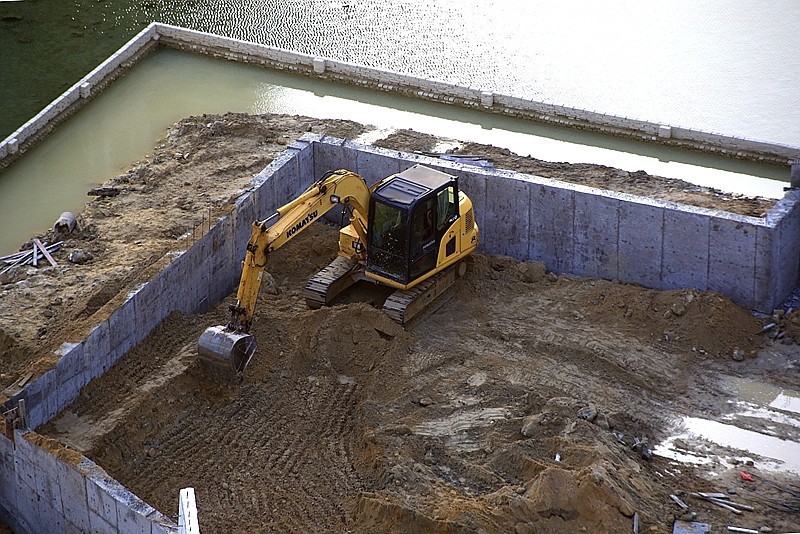 920【不老松：海南游摄纪实】临高长島兰湾二期工程正紧张进行：为浇铸桥面做準备