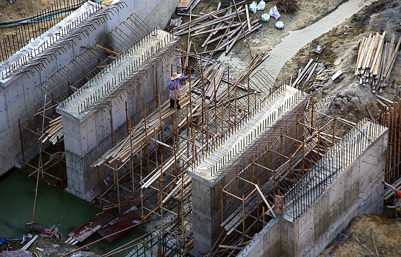 920【不老松：海南游摄纪实】临高长島兰湾二期工程正紧张进行：为浇铸桥面做準备
