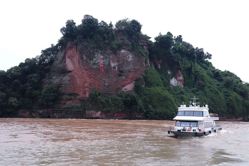水上看乐山大佛