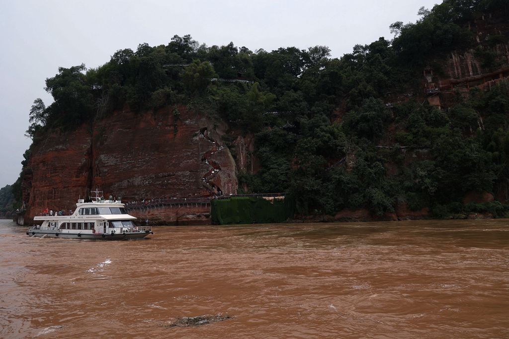 水上看乐山大佛