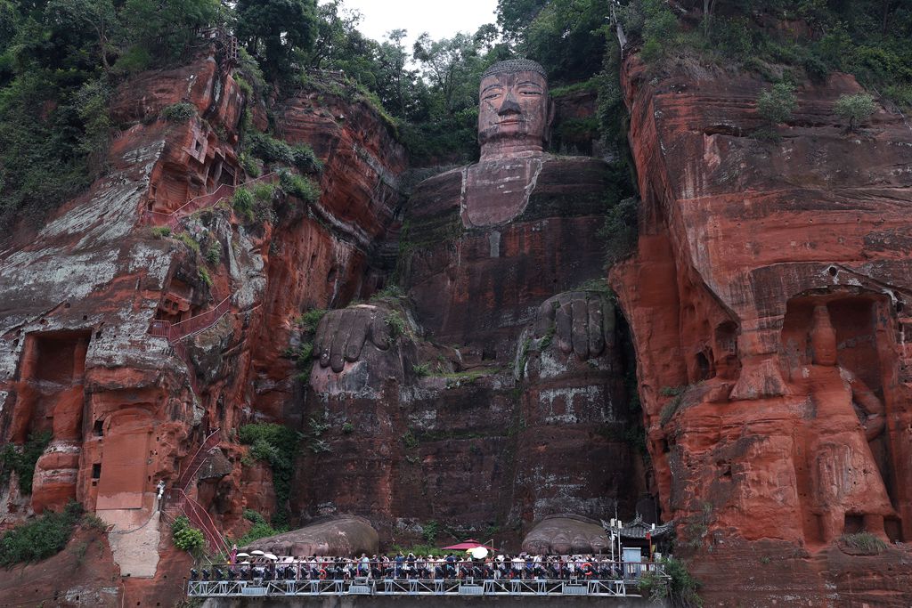 水上看乐山大佛