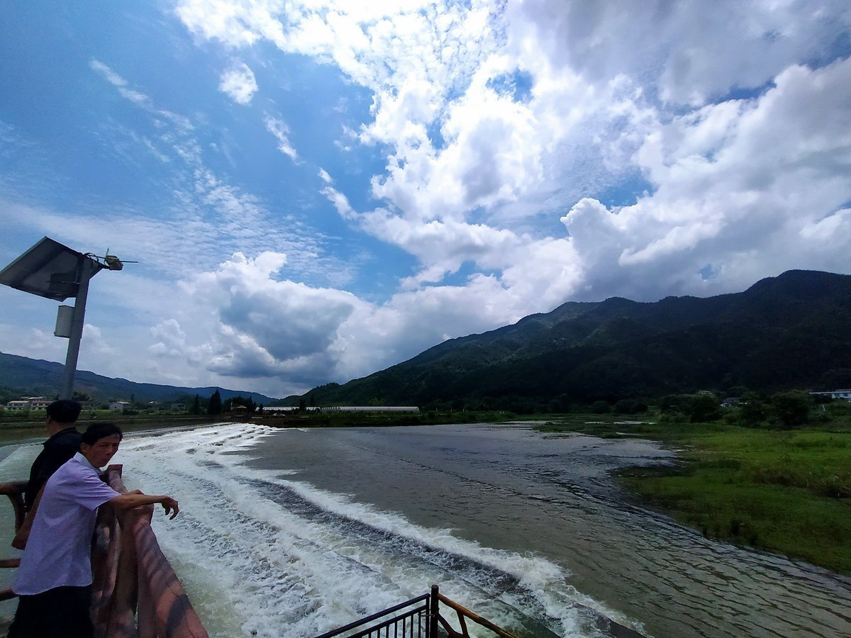 漫步星城 走街串巷（287）寻觅空中玻璃