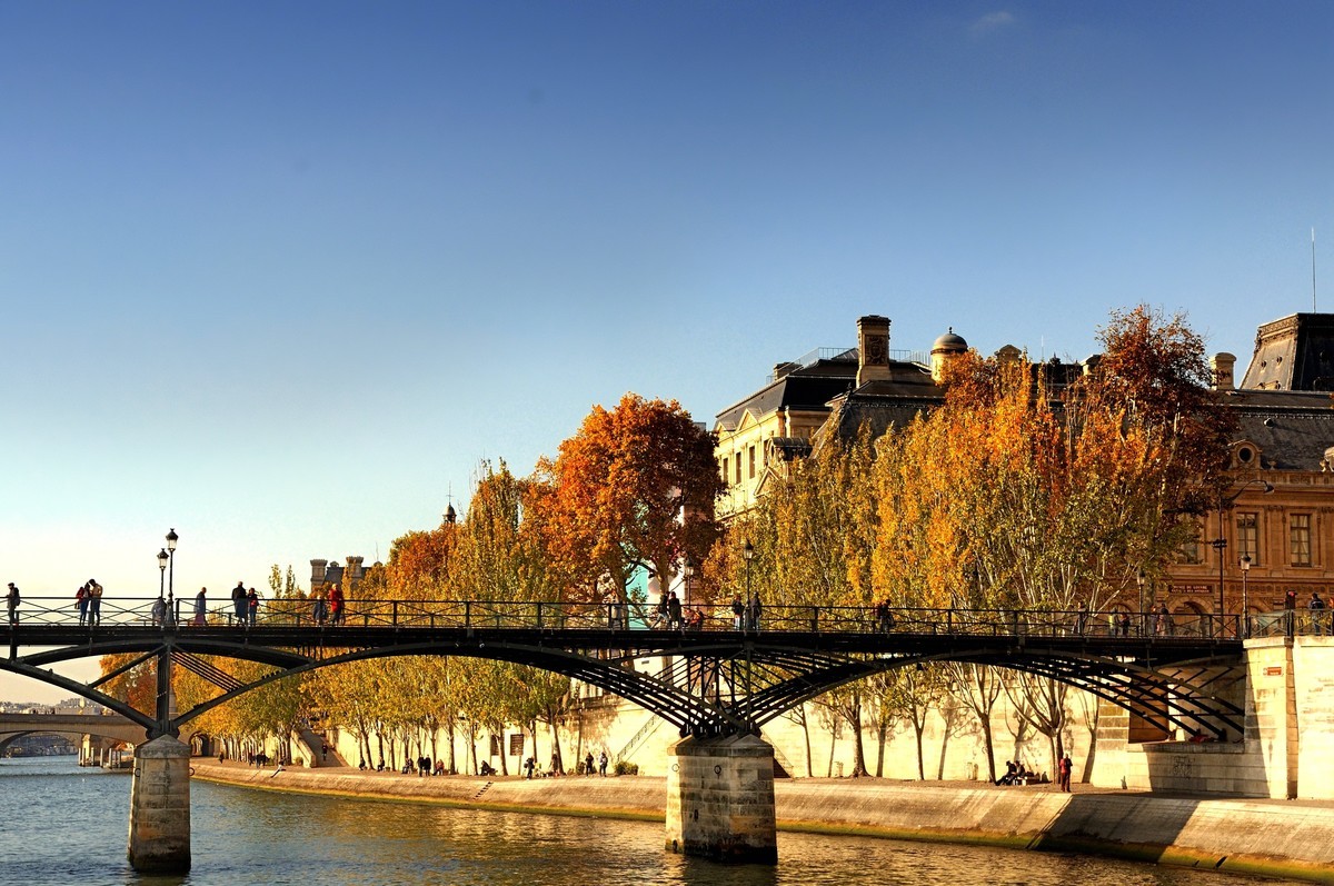 塞纳河畔风光