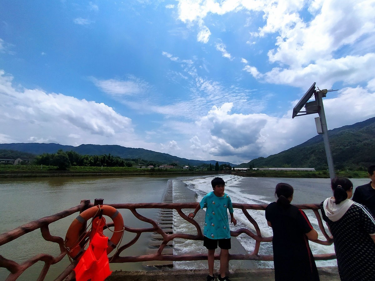 漫步星城 走街串巷（287）寻觅空中玻璃