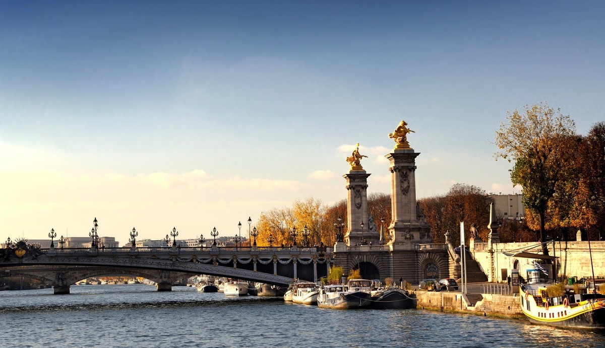 塞纳河畔风光