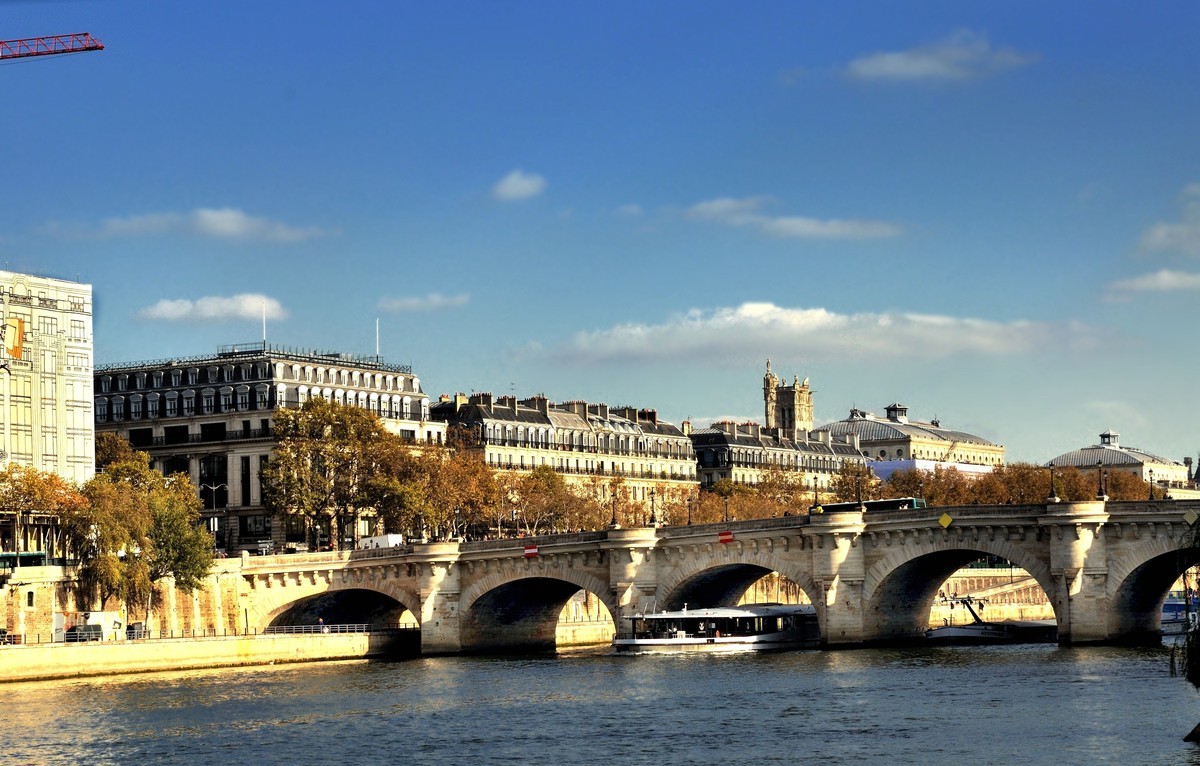 塞纳河畔风光