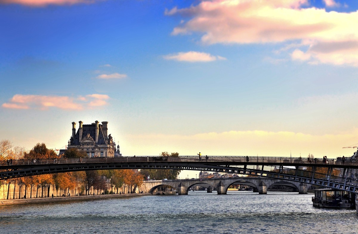 塞纳河畔风光