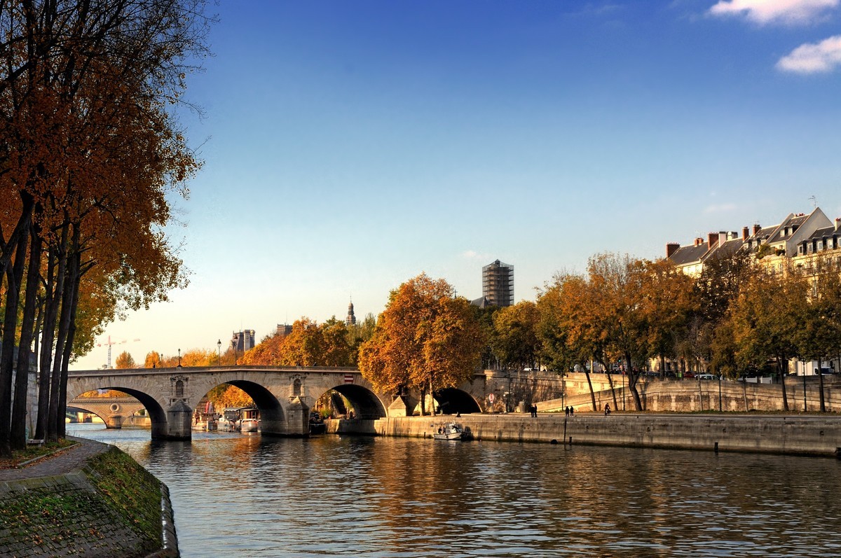 塞纳河畔风光