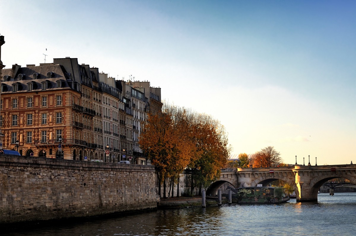 塞纳河畔风光