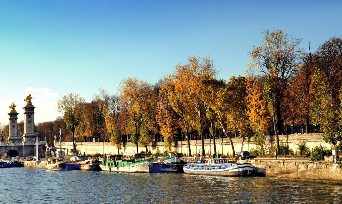 塞纳河畔风光