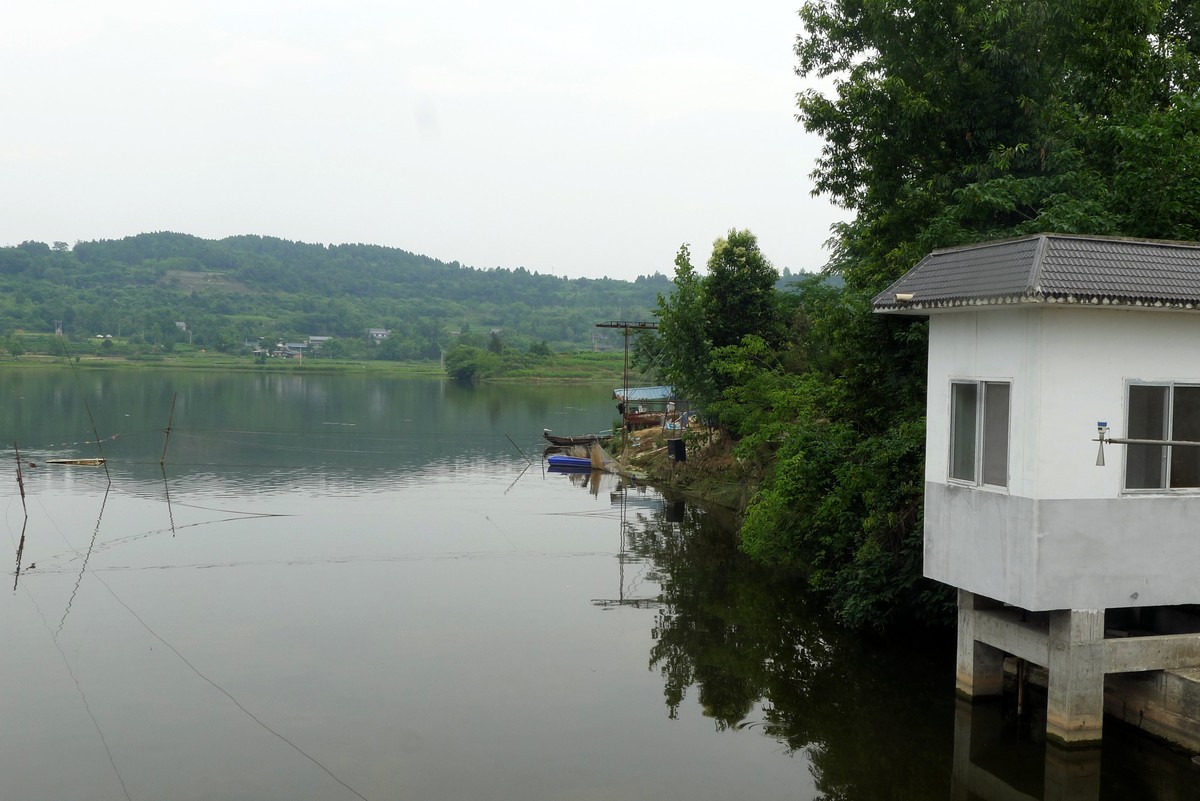 前进水库钓场，今天有人在这钓到了两只大甲鱼