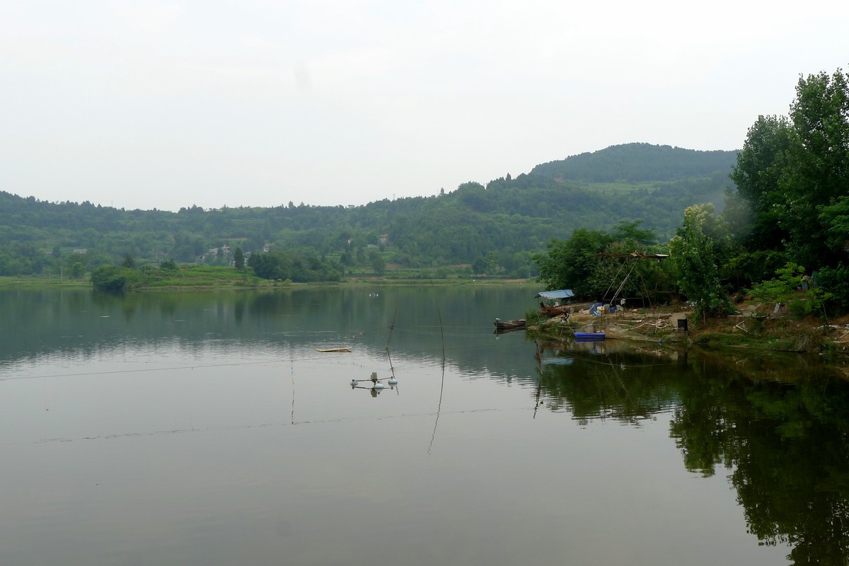 前进水库钓场，今天有人在这钓到了两只大甲鱼