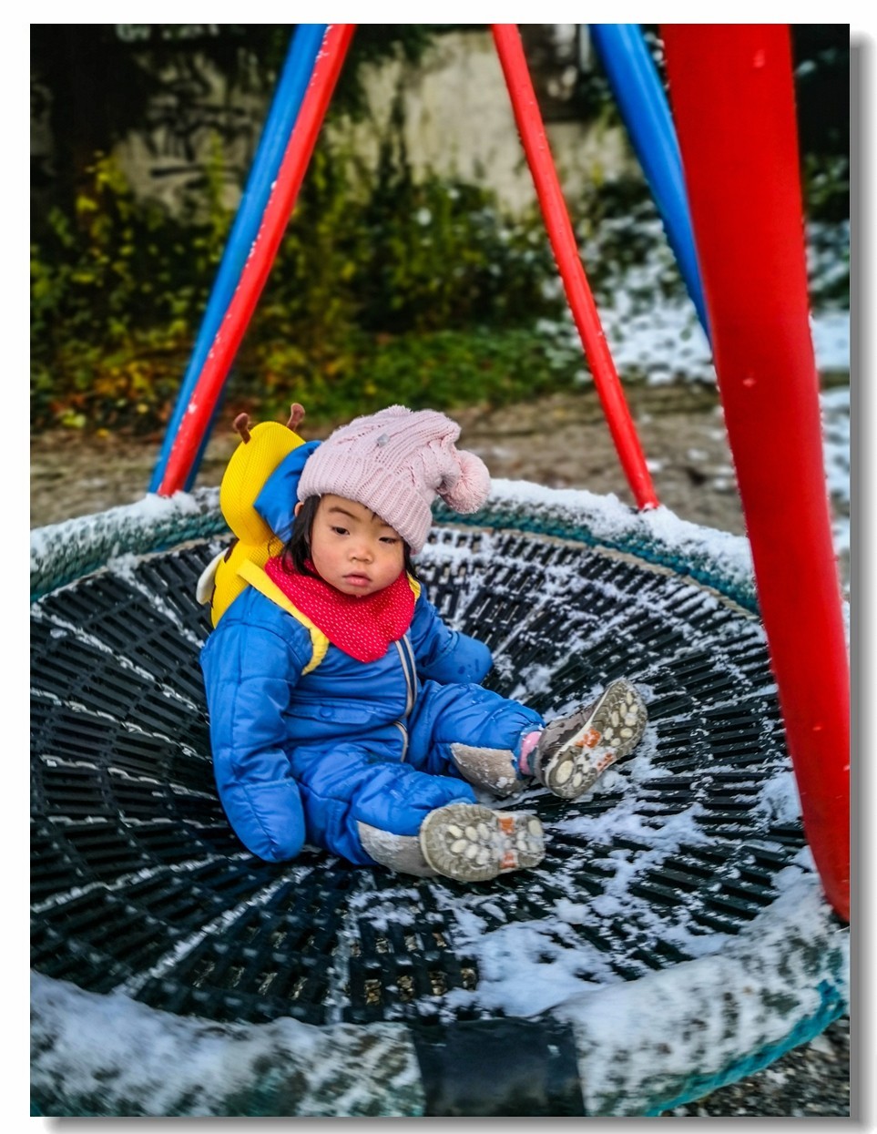 艾琳娜第一次玩雪（一岁半）