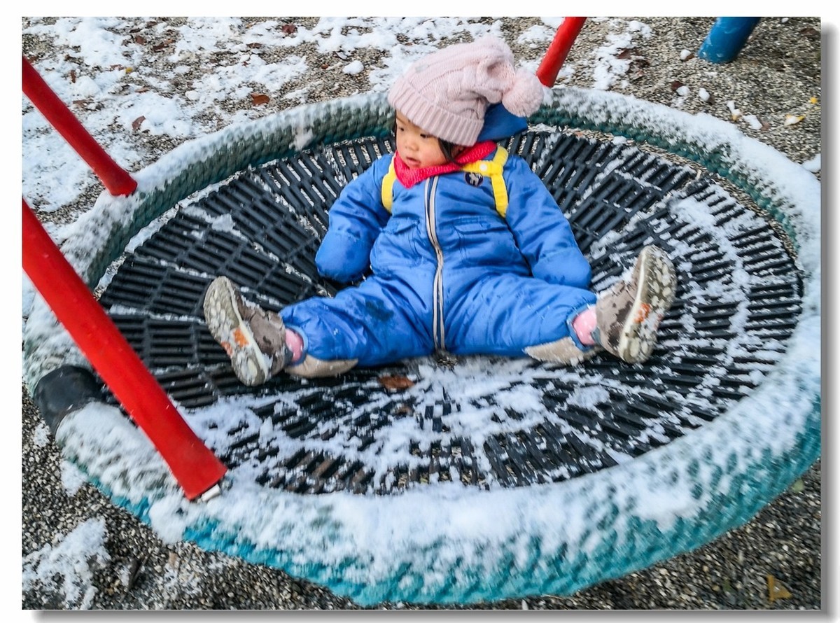 艾琳娜第一次玩雪（一岁半）
