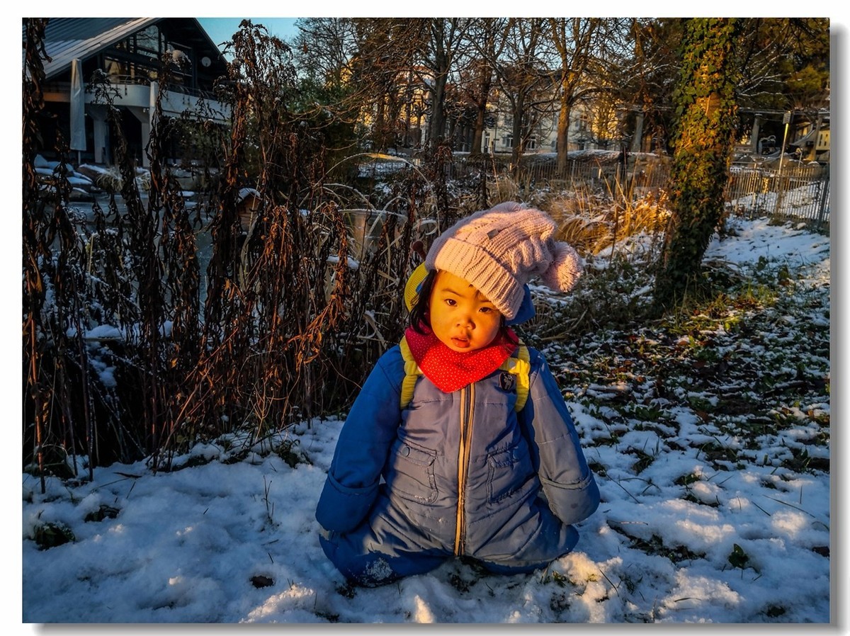 艾琳娜第一次玩雪（一岁半）