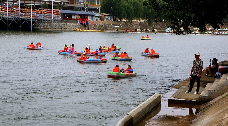 《不老松：纪实摄影》二游东戴河：老君顶漂流景！ (14)打水仗！结果都是落汤鸡!