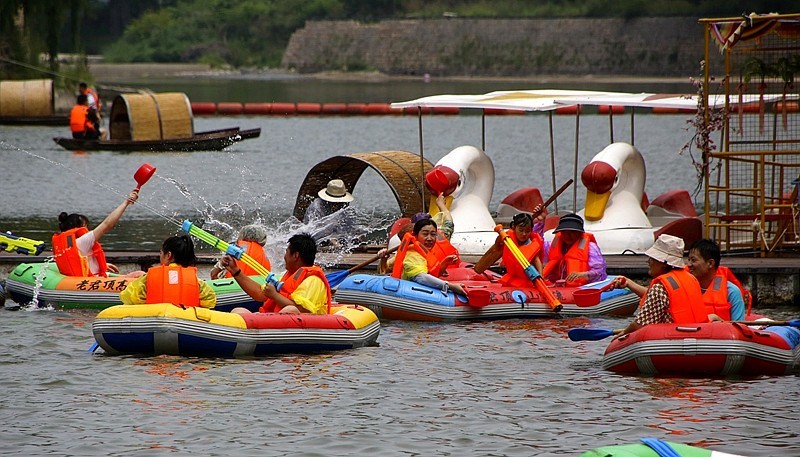 《不老松：纪实摄影》二游东戴河：老君顶漂流景！ (14)打水仗！结果都是落汤鸡!