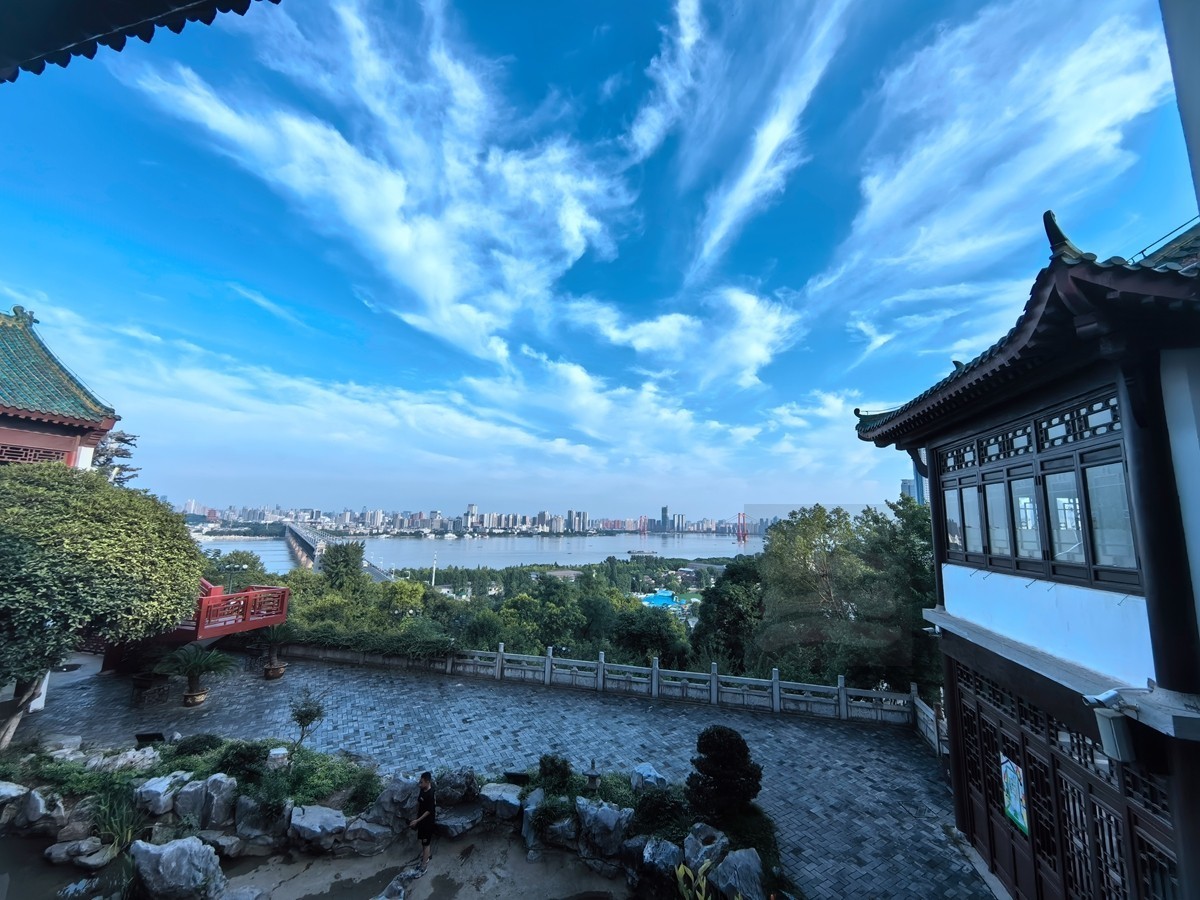蝴蝶泉上看楚天*龟山——武汉随笔