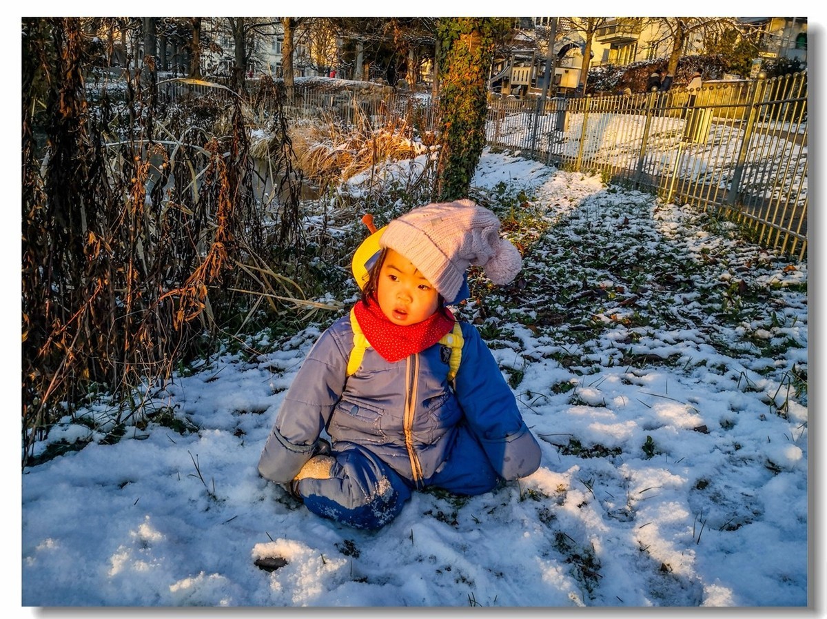 艾琳娜第一次玩雪（一岁半）