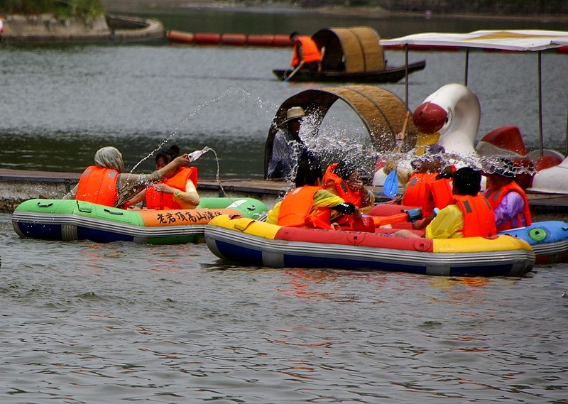 《不老松：纪实摄影》二游东戴河：老君顶漂流景！ (14)打水仗！结果都是落汤鸡!