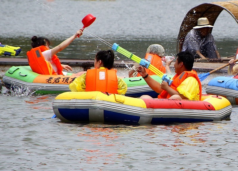 《不老松：纪实摄影》二游东戴河：老君顶漂流景！ (14)打水仗！结果都是落汤鸡!