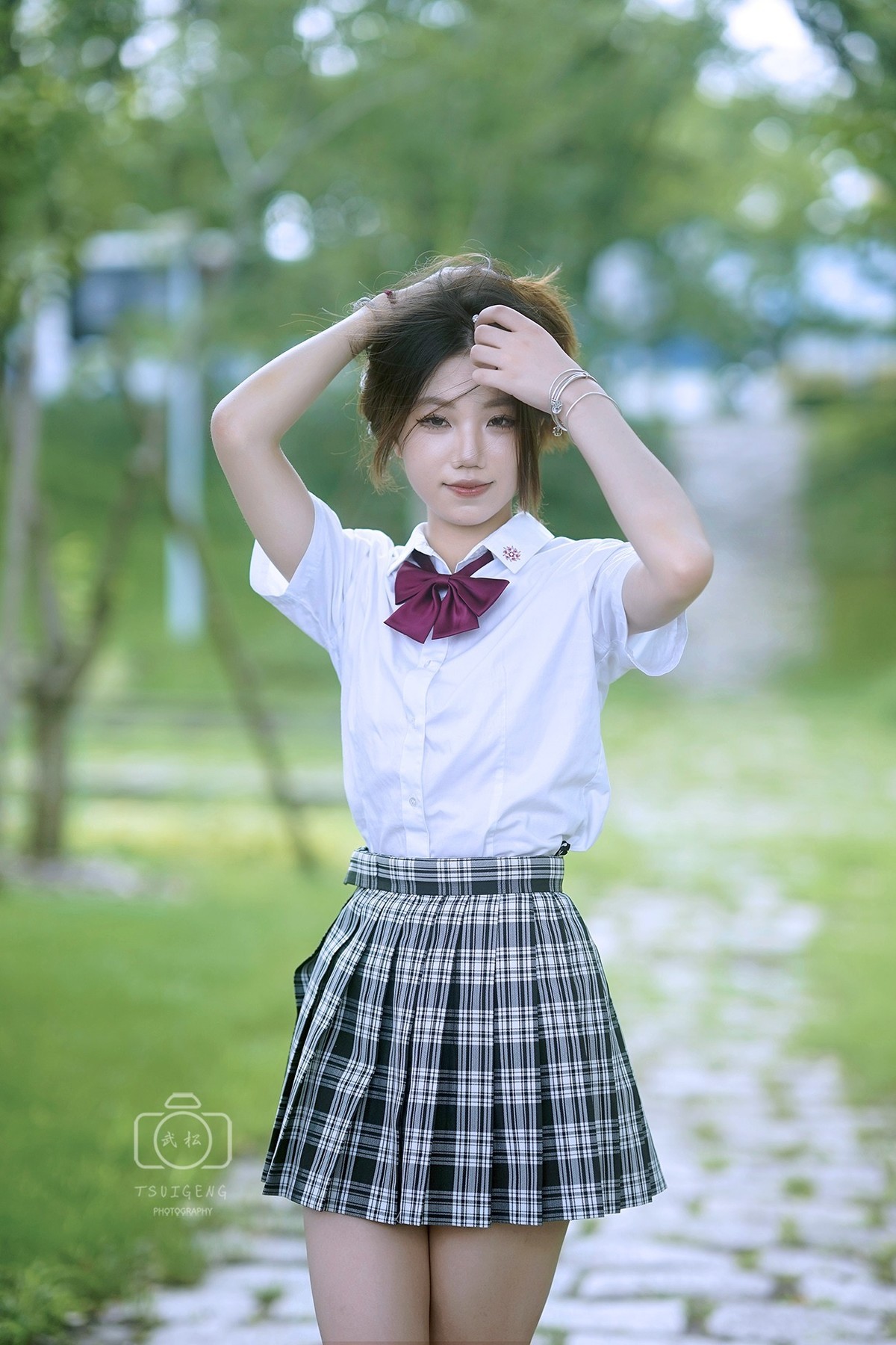 穿格子裙的学妹