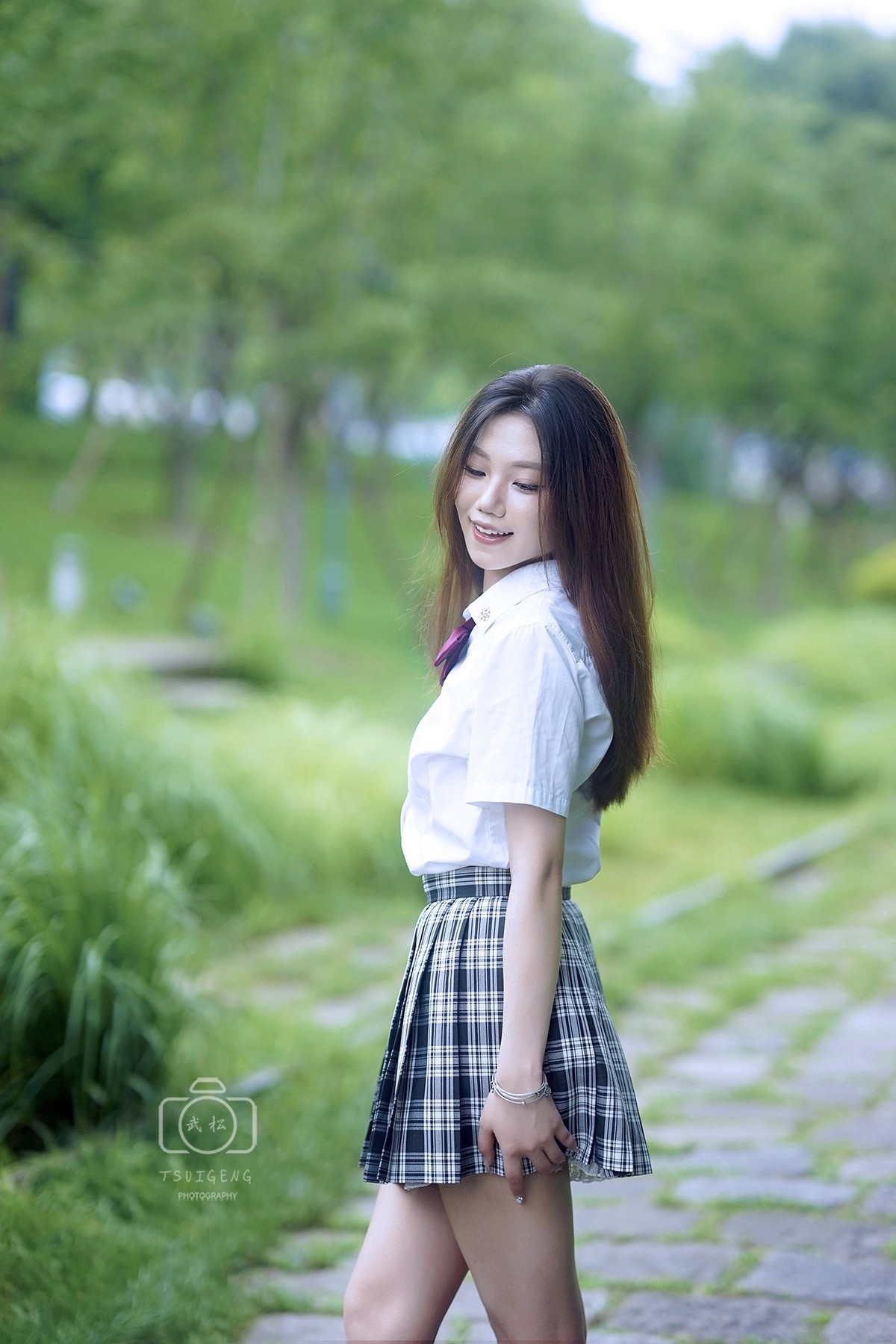 穿格子裙的学妹