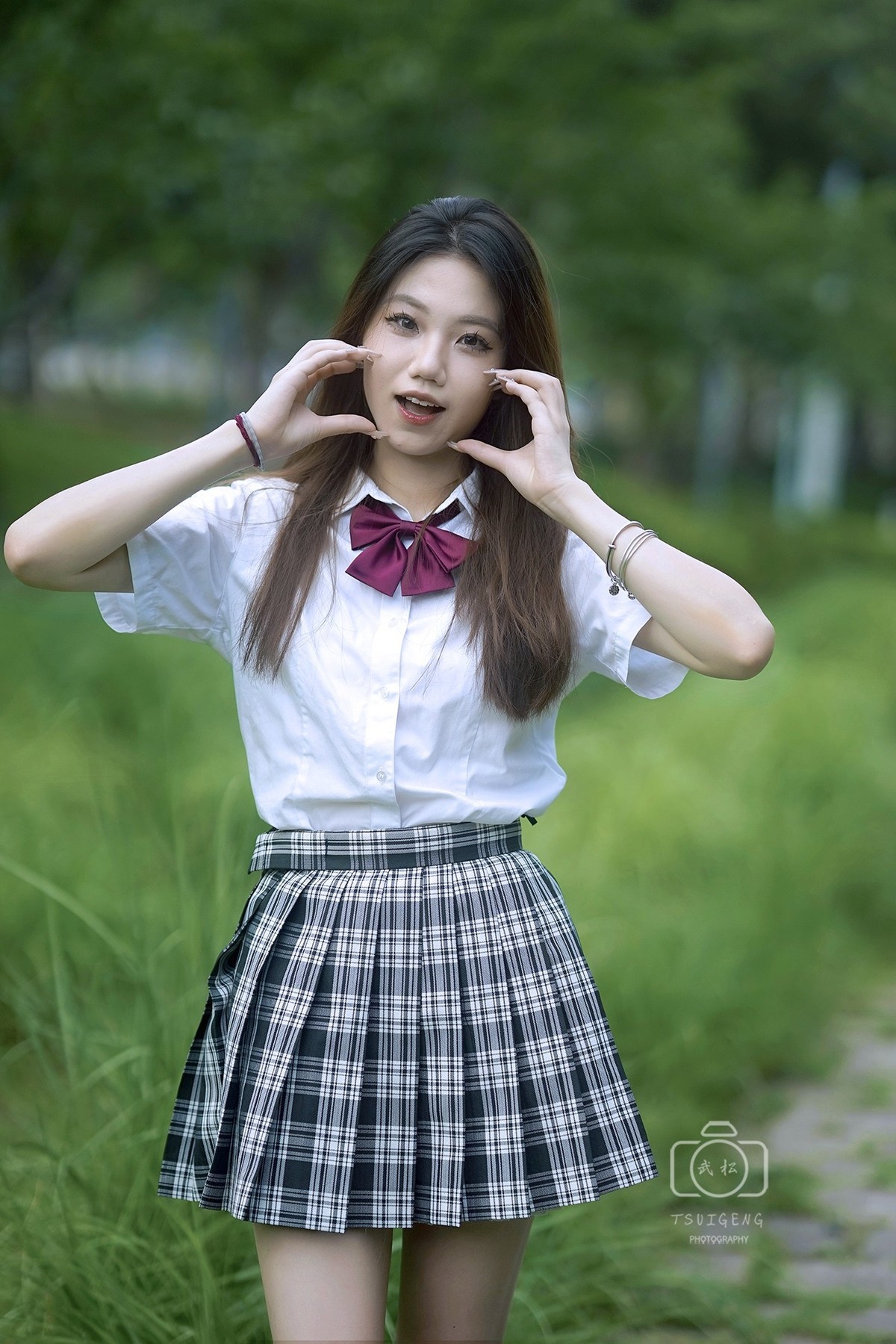 穿格子裙的学妹