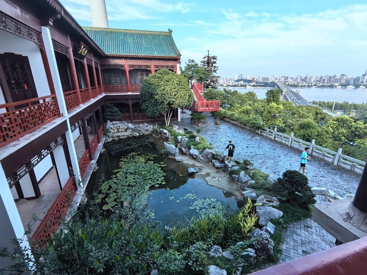 蝴蝶泉上看楚天*龟山——武汉随笔