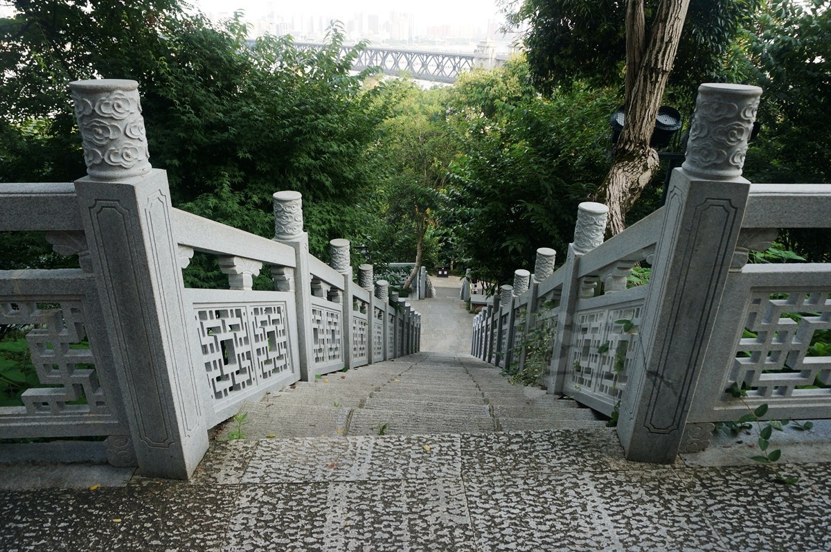 电视塔下*龟山——武汉随笔